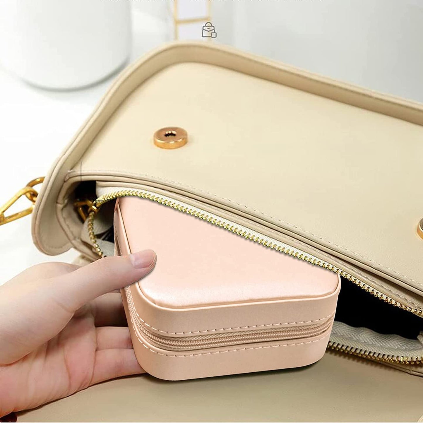 صندوق مجوهرات للنساء والفتيات، منظم مجوهرات جلدي صغير الحجم للسفر، حقيبة تخزين مجوهرات صغيرة محمولة مع مقصورات للخواتم والأقراط والقلائد