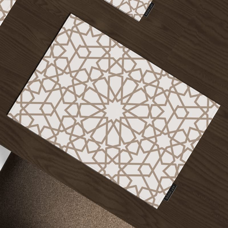 طقم طاولة طعام نوفا مكون من 7 قطع، مع 6 مفارش طعام قماشية متعددة الألوان (45 × 30 سم) و1 مفرش (35 × 140 سم)، بتصميم إسلامي سماوي مستوحى من أجل منظر طاولة فريد وروحاني.