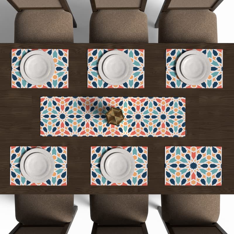 طقم طعام أرابيسك مكون من 7 قطع، مع 6 مفارش طعام من القماش متعدد الألوان (45 × 30 سم) وغطاء طاولة واحد (35 × 140 سم)، بنمط إسلامي خالد لخلق منظر طاولة أنيق واحتفالي.