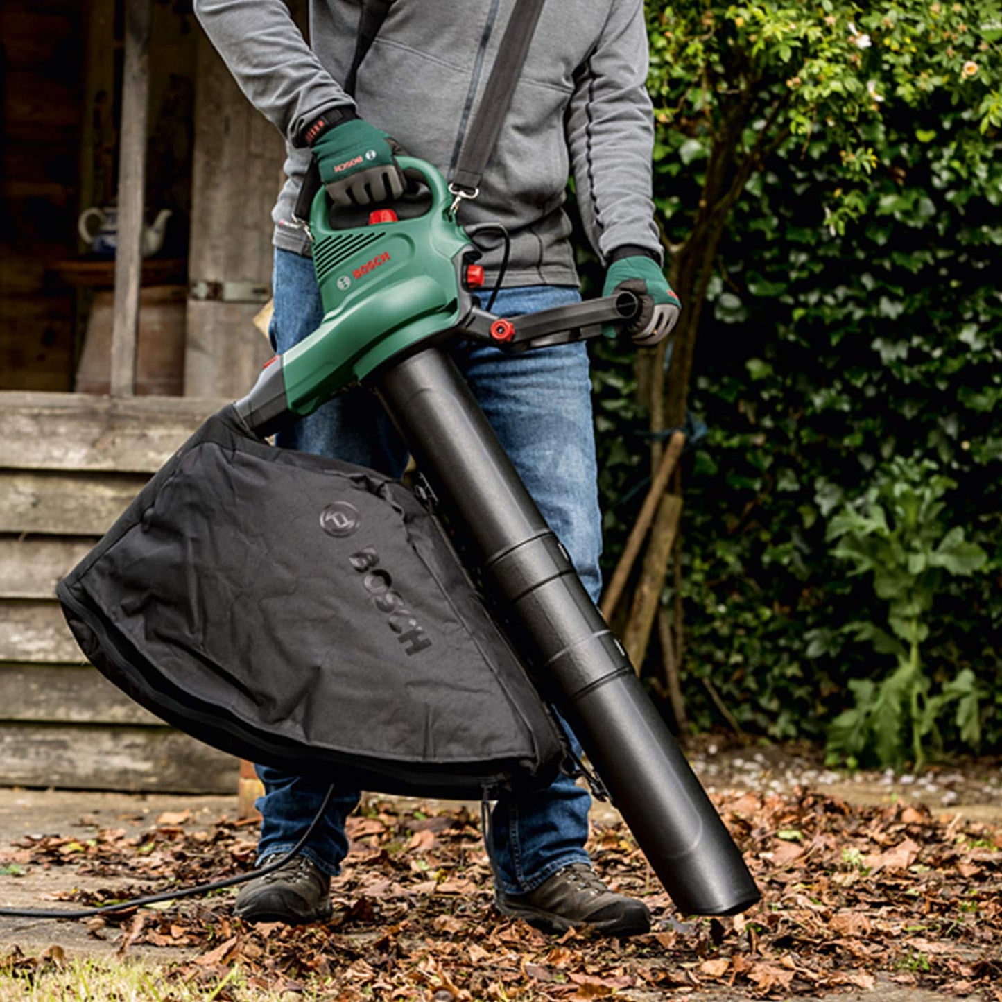 Bosch Electric Leaf Blower and Vacuum UniversalGardenTidy 3000 (3000 W, collection bag 50 l, variable speed, for blowing, vacuuming and shredding leaves, in carton packaging)