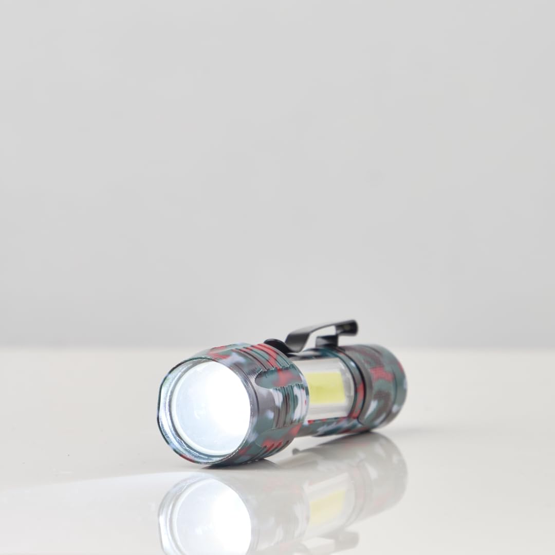 برق كشاف عملي صغير الحجم بإضاءة LED قوية، مثالي للرحلات، التخييم، واستخدامات الطوارئ. تصميم تمويه عصري وهيكل متين مقاوم للصدمات، مع إضاءة مزدوجة IFL-513 من نجفه شوب