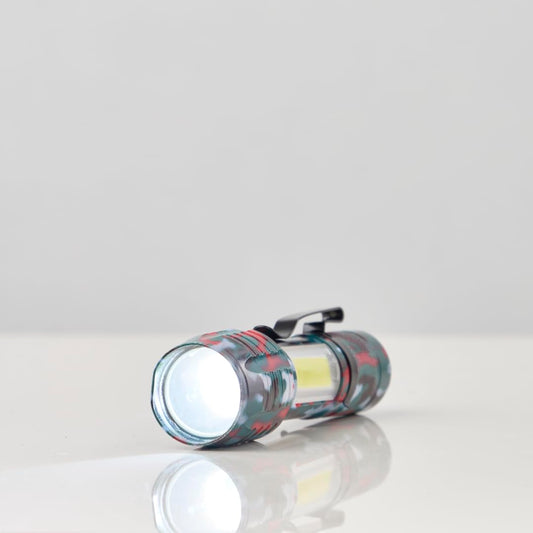 برق كشاف عملي صغير الحجم بإضاءة LED قوية، مثالي للرحلات، التخييم، واستخدامات الطوارئ. تصميم تمويه عصري وهيكل متين مقاوم للصدمات، مع إضاءة مزدوجة IFL-513 من نجفه شوب