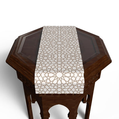 مفرش طاولة نوفا مخملي باللونين الأبيض والبيج، قطعة مركزية مزخرفة بمقاس 35×140 سم بنمط إسلامي مستوحى من السماء، مثالي لديكور طعام هادئ وروحاني في رمضان أو العيد.