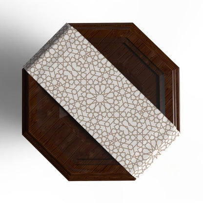 مفرش طاولة نوفا مخملي باللونين الأبيض والبيج، قطعة مركزية مزخرفة بمقاس 35×140 سم بنمط إسلامي مستوحى من السماء، مثالي لديكور طعام هادئ وروحاني في رمضان أو العيد.