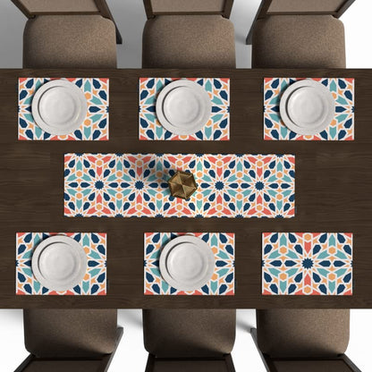 طقم طعام أرابيسك مكون من 7 قطع، مع 6 مفارش طعام من القماش متعدد الألوان (45 × 30 سم) وغطاء طاولة واحد (35 × 140 سم)، بنمط إسلامي خالد لخلق منظر طاولة أنيق واحتفالي.