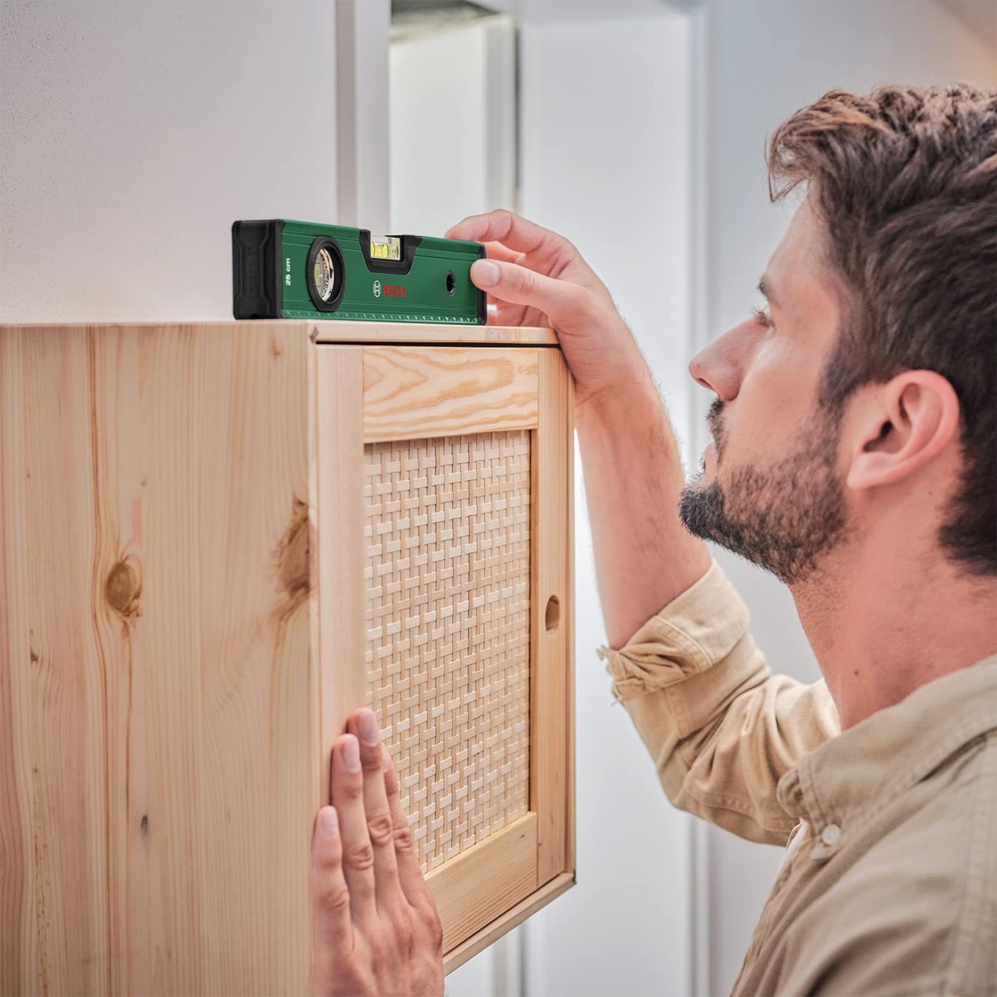 Bosch Spirit Level 25 cm (Precise Alignment with 2X Fluorescent Bubbles for Horiziontal and Vertical Reading; Metric Scale; Highly Accurate; Aluminum Body, Softgrip Bumpers; V-Groove)