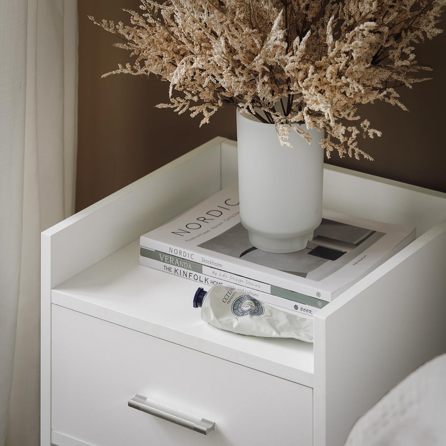 Bedside Table with 1 Drawer and 1 Niche in White, Compact Nightstand with Open and Closed Storage, Minimalist End Table for Bedroom, SmalLand FunctionaLSide Cabinet