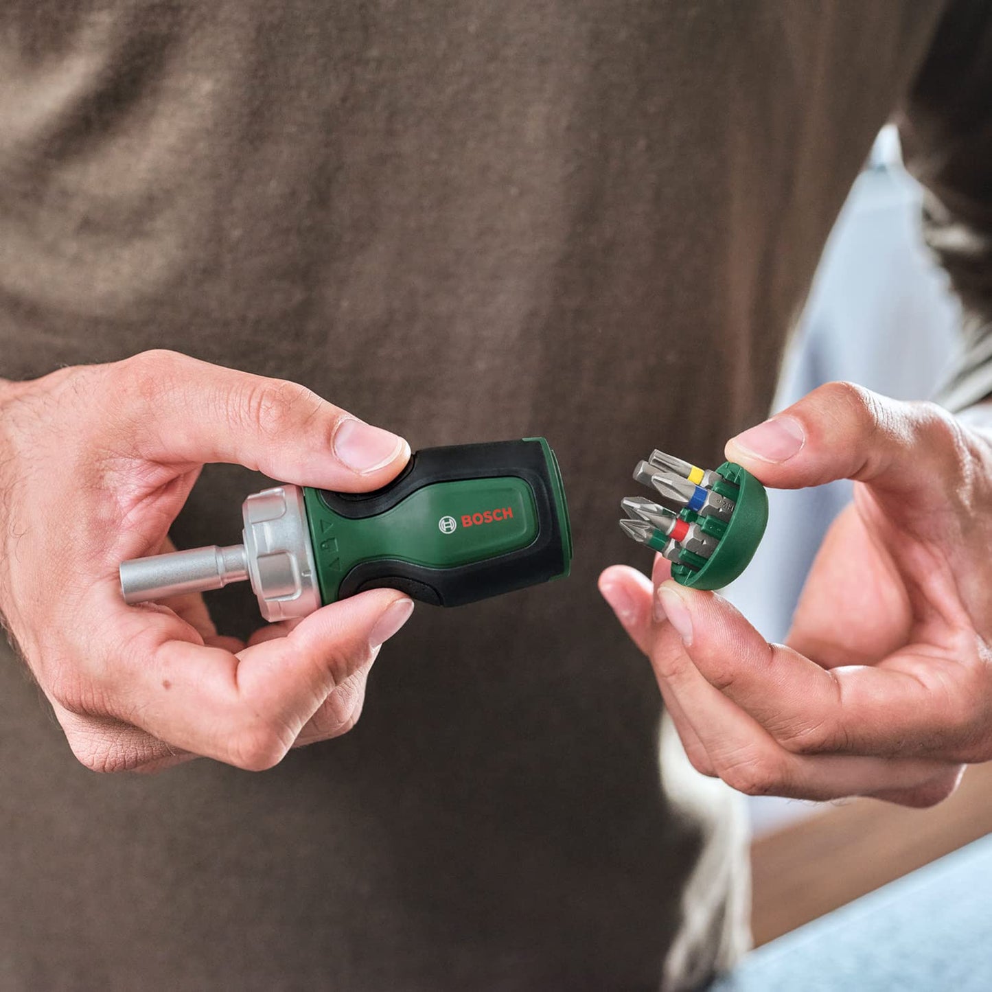 Bosch Stubby Bit Ratchet Screwdriver with 6 Bits (Compact High-Torque Ratchet Screwdriver for Powerful Fastening; 6 Bits – PZ1/2,PH2,SL4,TX25,HEX5; Ergonomic; Magnetic Bit Holder)