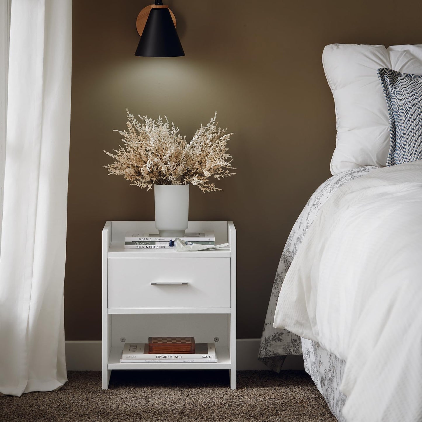 Bedside Table with 1 Drawer and 1 Niche in White, Compact Nightstand with Open and Closed Storage, Minimalist End Table for Bedroom, SmalLand FunctionaLSide Cabinet