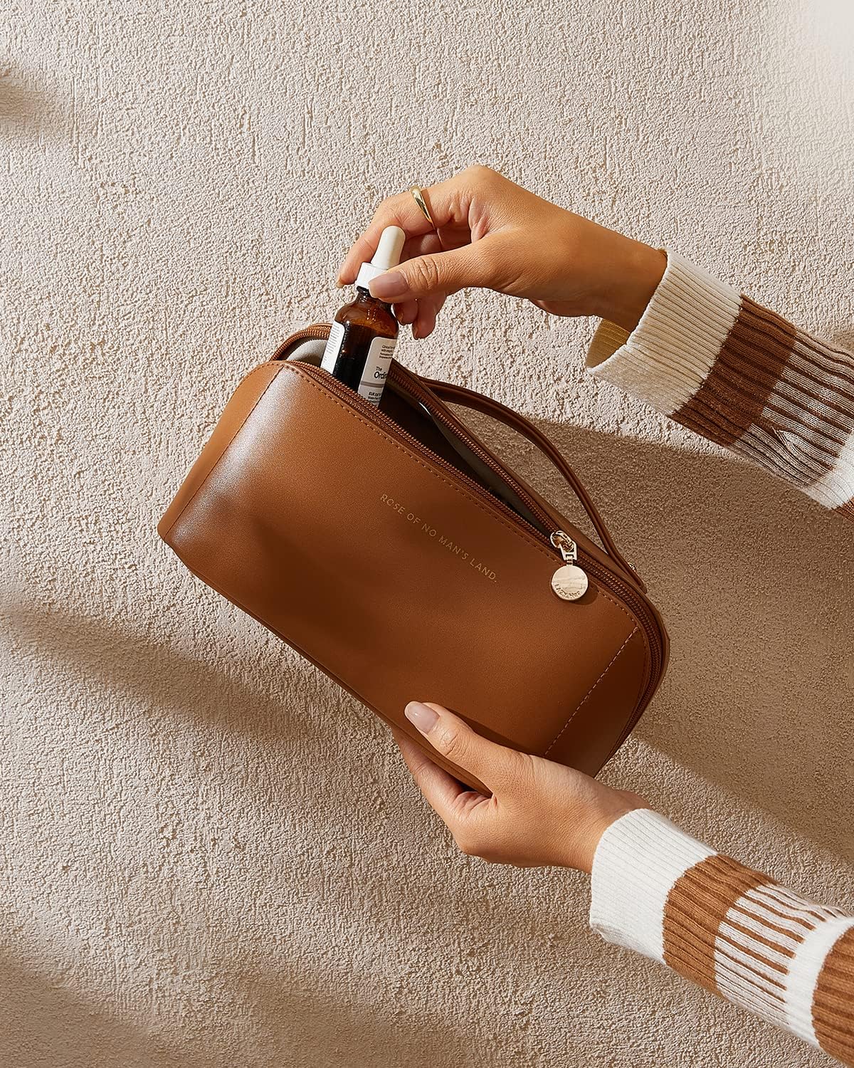 Flat Opening Travel Makeup Bag, Waterproof PU Leather Cosmetic Organizer, Brown, 23.5 x 10.5 x 11 cm, Toiletry Pouch for Women Daily Use and Travel